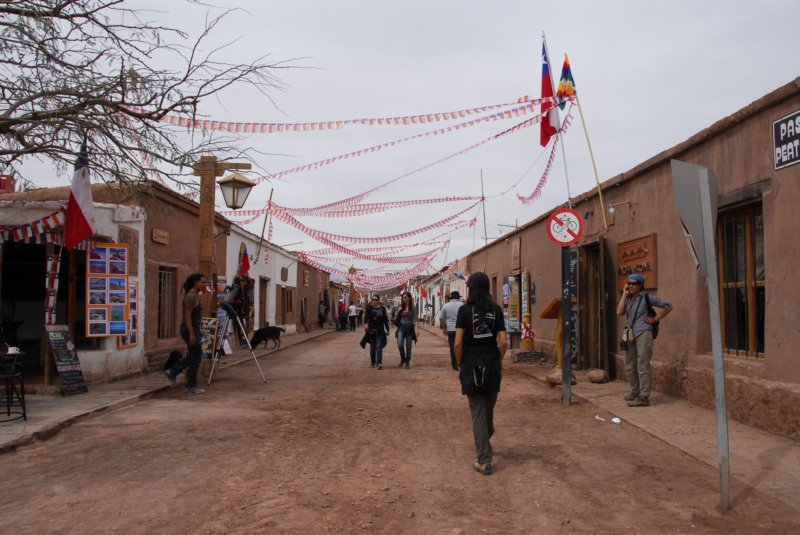 passeggiandopersanpedrodeatacamacittadinaallegraeaccogliente.jpg